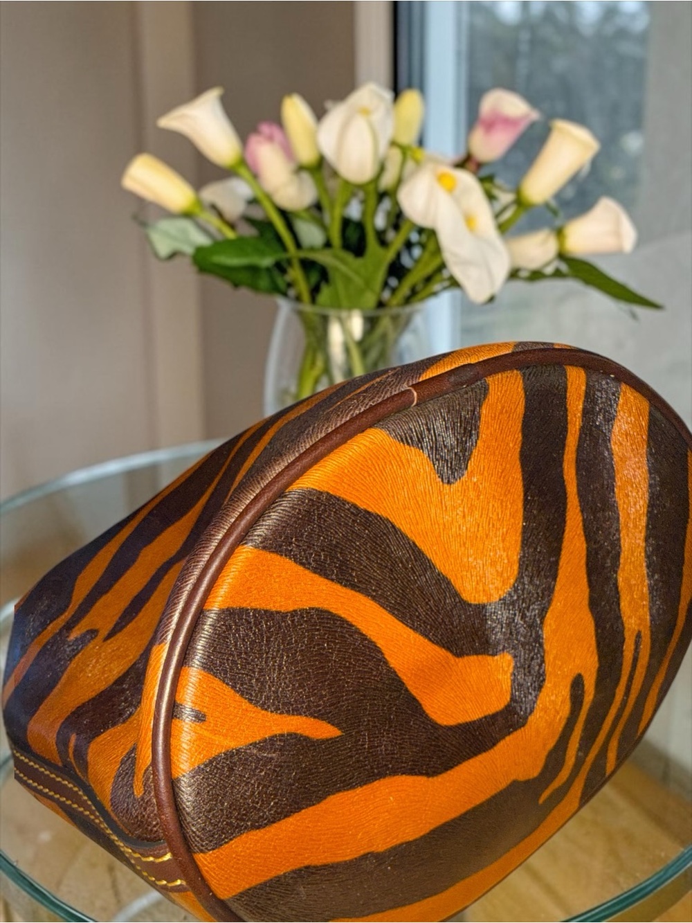 🎉🎉HOST PICK🎉🎉 RARE Dooney and Bourke Bengal tiger print North/South Bucket EUC - Picture 8 of 12